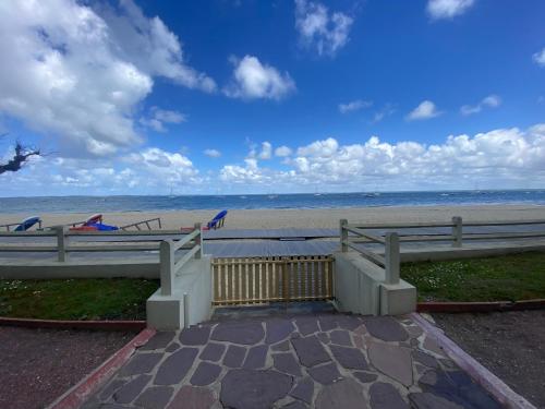 Appartement T3 rénové face plage avec terrasse et parking sécurisé - Arcachon - image 2
