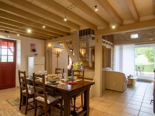 Chez Miracle - FR-1-616-54 (Maison de campagne avec piscine, proche de Perigueux – 2 chambres, BBQ, activites variees a proximit) in Montagrier