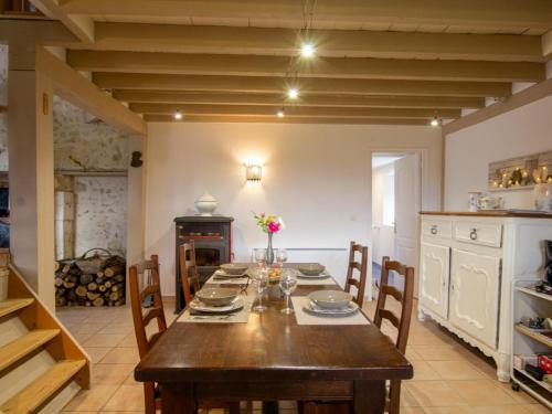 Chez Miracle - FR-1-616-54 (Maison de campagne avec piscine, proche de Perigueux – 2 chambres, BBQ, activites variees a proximit) in Montagrier