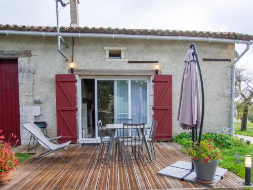 Chez Miracle - FR-1-616-54 (Maison de campagne avec piscine, proche de Perigueux – 2 chambres, BBQ, activites variees a proximit) in Montagrier