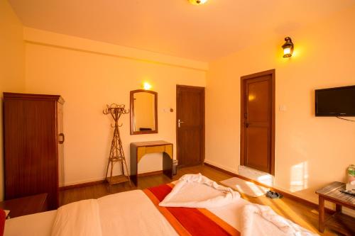 Hotel Pokhara View Located in Phewa Lake, Hotel Pokhara View is a perfect starting point from which to explore Pokhara. The property offers a high standard of service and amenities to suit the individual needs of all tr
