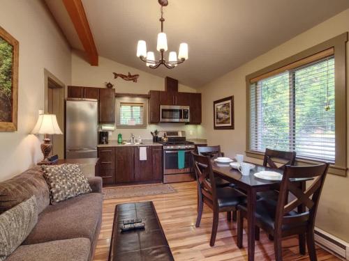 Hot Tub - Pet Friendly - Cozy Escape with Fire Pit in Port Renfrew (BC)