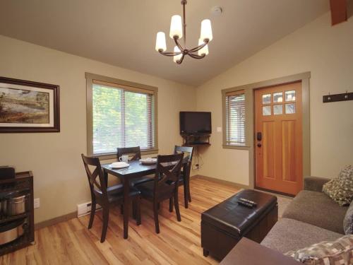 Hot Tub - Pet Friendly - Cozy Escape with Fire Pit in Port Renfrew (BC)