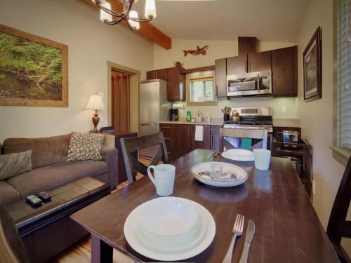 Hot Tub - Pet Friendly - Cozy Escape with Fire Pit in Port Renfrew (BC)