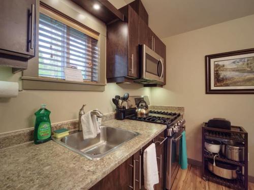 Hot Tub - Pet Friendly - Cozy Escape with Fire Pit in Port Renfrew (BC)