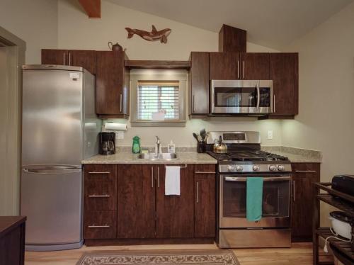 Hot Tub - Pet Friendly - Cozy Escape with Fire Pit in Port Renfrew (BC)