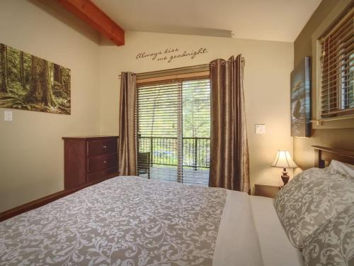 Hot Tub - Pet Friendly - Cozy Escape with Fire Pit in Port Renfrew (BC)