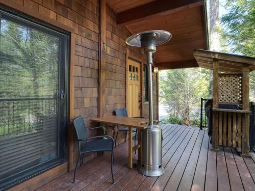 Hot Tub - Pet Friendly - Cozy Escape with Fire Pit in Port Renfrew (BC)
