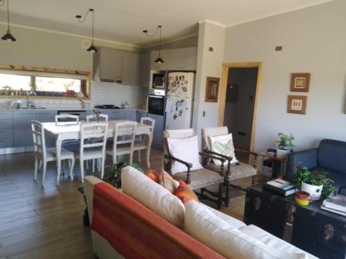 Comoda casa con increíble vista a los volcanes que te invita al descanso y desconexión