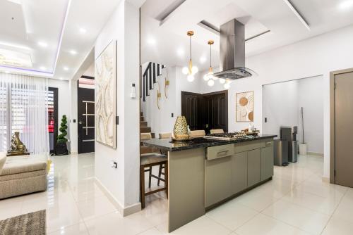 Kitchen, 16 Luxe House Pool Table BBQ 20 min Airport in La Lima