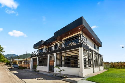 Exterior view, 16 Luxe House Pool Table BBQ 20 min Airport in La Lima