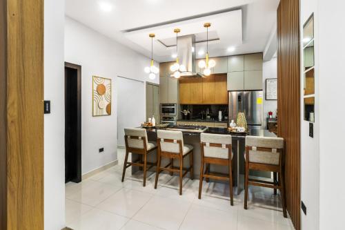 Kitchen, 16 Luxe House Pool Table BBQ 20 min Airport in La Lima