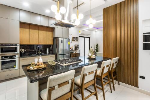 Kitchen, 16 Luxe House Pool Table BBQ 20 min Airport in La Lima