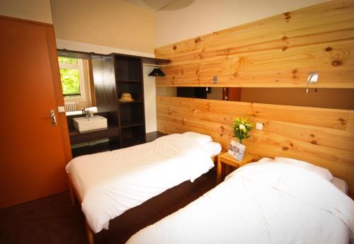 4 twin beds
