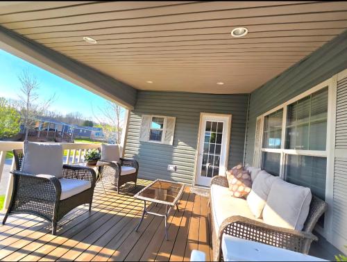 Lake Front Dream Cottage Resort!!! W-5 Star Golf Course!! in Keene (ON)