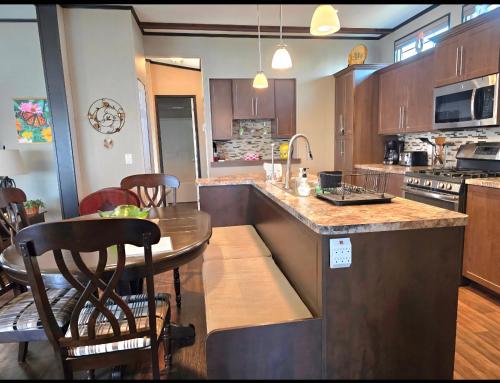 Lake Front Dream Cottage Resort!!! W-5 Star Golf Course!! in Keene (ON)