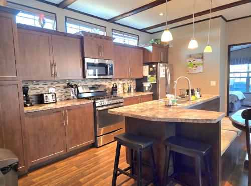 Lake Front Dream Cottage Resort!!! W-5 Star Golf Course!! in Keene (ON)