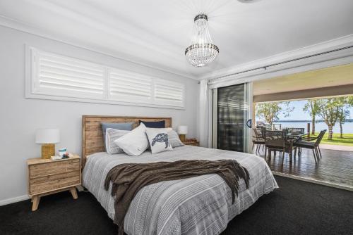 Alrededores, Ultra-Modern Waterfront Home on Lake Macquarie in Mannering Park