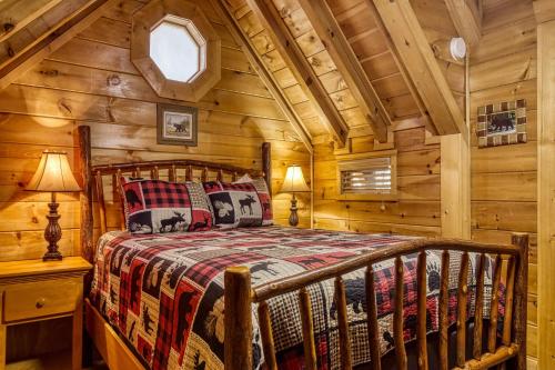 ER206 - Mountain Rendezvous Great location - Close to town! cabin - image 9