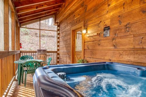 ER206 - Mountain Rendezvous Great location - Close to town! cabin - image 5