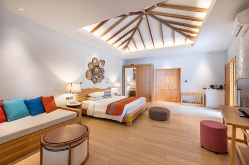 room detail thumbnail 2