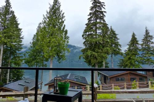 Tiltin Hilton- Ocean View - Pet Friendly - sleep 4 in Port Renfrew (BC)