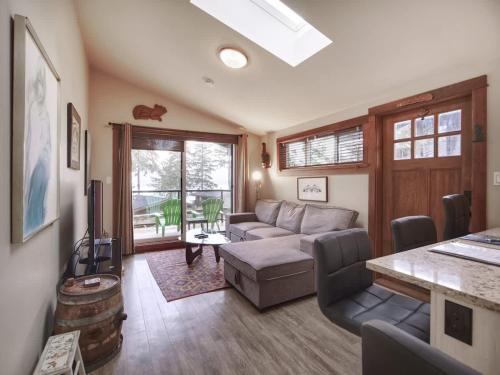 Tiltin Hilton- Ocean View - Pet Friendly - sleep 4 in Port Renfrew (BC)