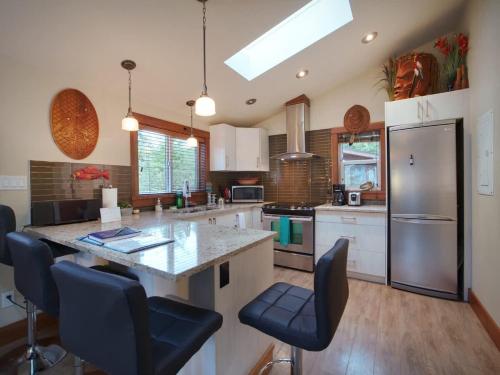 Tiltin Hilton- Ocean View - Pet Friendly - sleep 4 in Port Renfrew (BC)
