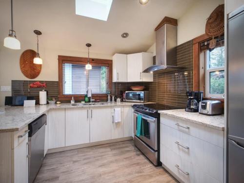 Tiltin Hilton- Ocean View - Pet Friendly - sleep 4 in Port Renfrew (BC)