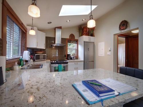 Tiltin Hilton- Ocean View - Pet Friendly - sleep 4 in Port Renfrew (BC)