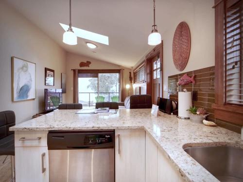 Tiltin Hilton- Ocean View - Pet Friendly - sleep 4 in Port Renfrew (BC)