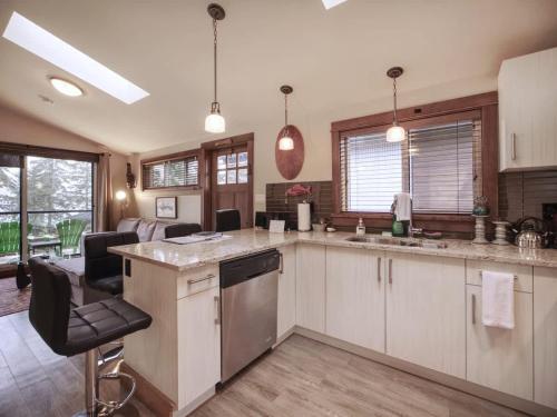Tiltin Hilton- Ocean View - Pet Friendly - sleep 4 in Port Renfrew (BC)