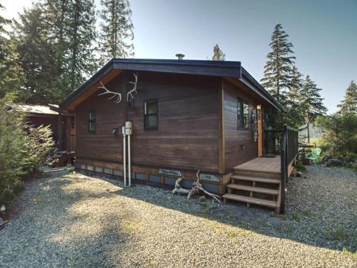 Tiltin Hilton- Ocean View - Pet Friendly - sleep 4 in Port Renfrew (BC)