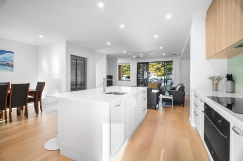 Harborview Modern Apartment 9F in 維克多港
