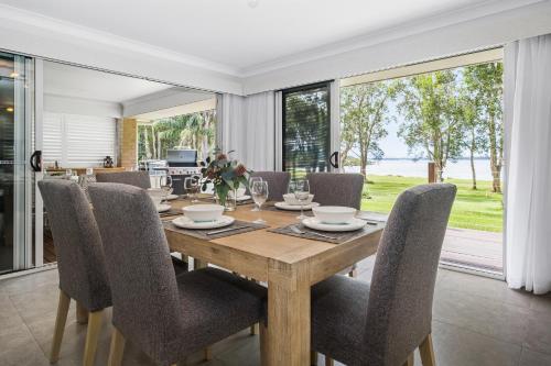 Alrededores, Ultra-Modern Waterfront Home on Lake Macquarie in Mannering Park