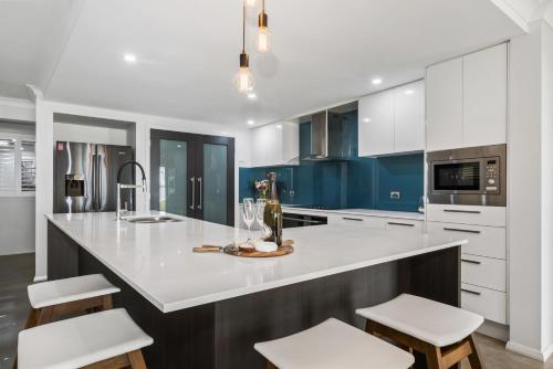 Instalaciones, Ultra-Modern Waterfront Home on Lake Macquarie in Mannering Park