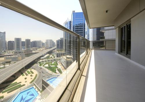 Modern 2BR Apartment Near Dubai Mall with Pool Gym, Dubái