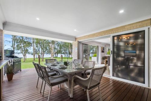 Alrededores, Ultra-Modern Waterfront Home on Lake Macquarie in Mannering Park