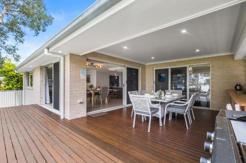 Instalaciones, Ultra-Modern Waterfront Home on Lake Macquarie in Mannering Park