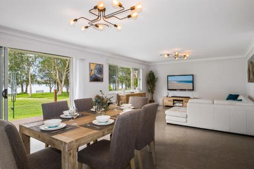 Alrededores, Ultra-Modern Waterfront Home on Lake Macquarie in Mannering Park
