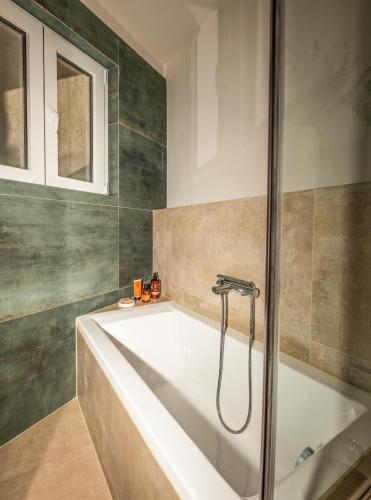 Touching Acropolis - Quiet & Elegant 1-Bdr Apt - image 13