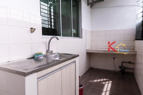 Cozy Retreat Home- 5R3B- 16 Pax- 5mins to CityKK and Imagomall - image 4