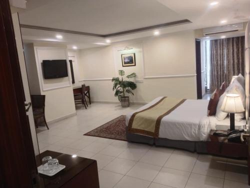 Heaven Hotel - image 7