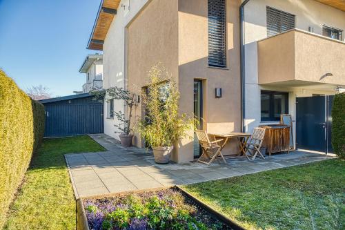 Dārzs, Ferienwohnung Familiengarten in Mils