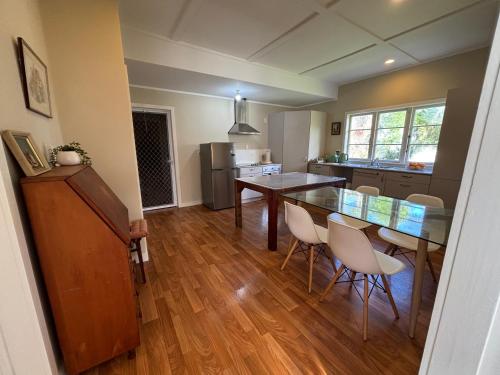 virtuve, Ngawha Springs Cottage in Kaikohe