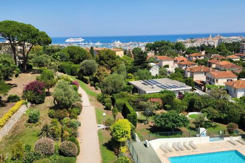 Stunning views large balcony apartment with pool in La Pagane