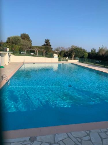 Stunning views large balcony apartment with pool in La Pagane