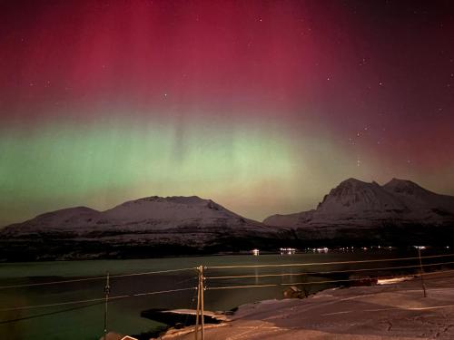 Arctic View Apartment - Country Retreat near Tromso in Straumsbukta