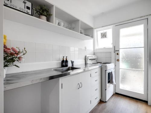 City Oasis, Luxe Spa Bath with Private Parking in Sydenham