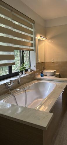 Doccia, Catba Backpackers Sea Vibe Pool Bar & Bungalow in Cat Ba Island